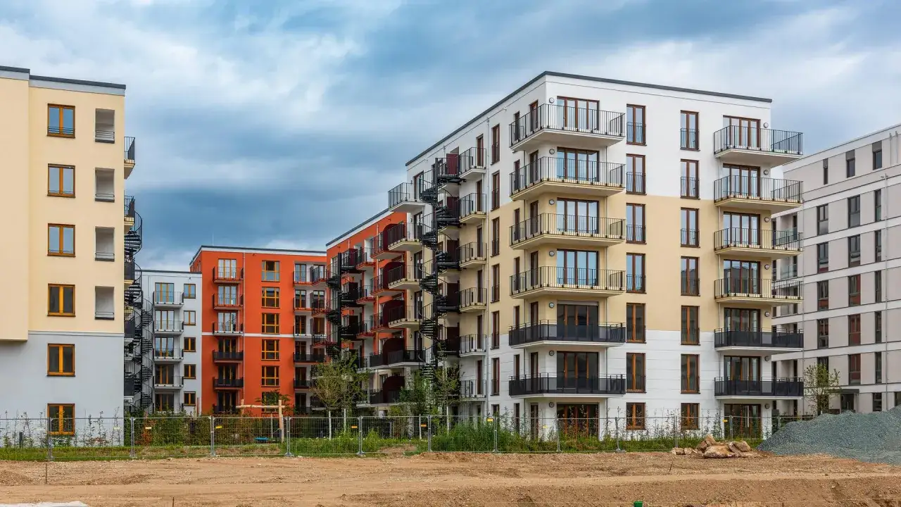 Moderne Wohngebäude mit Balkonen und Außentreppen, die an die **Kappungsgrenze Frankfurt** erinnern.