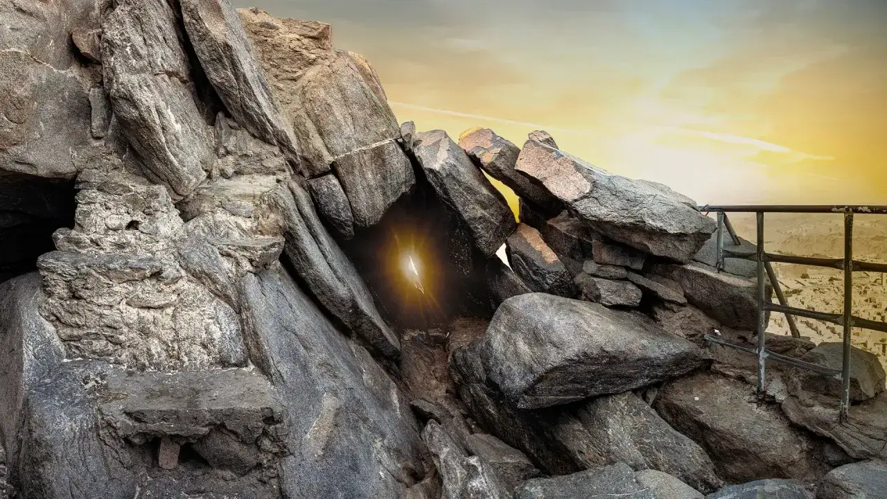 En glimt av ljus str&aring;lar fr&aring;n **cave Hira**, en klippformation med en mystisk &ouml;ppning.