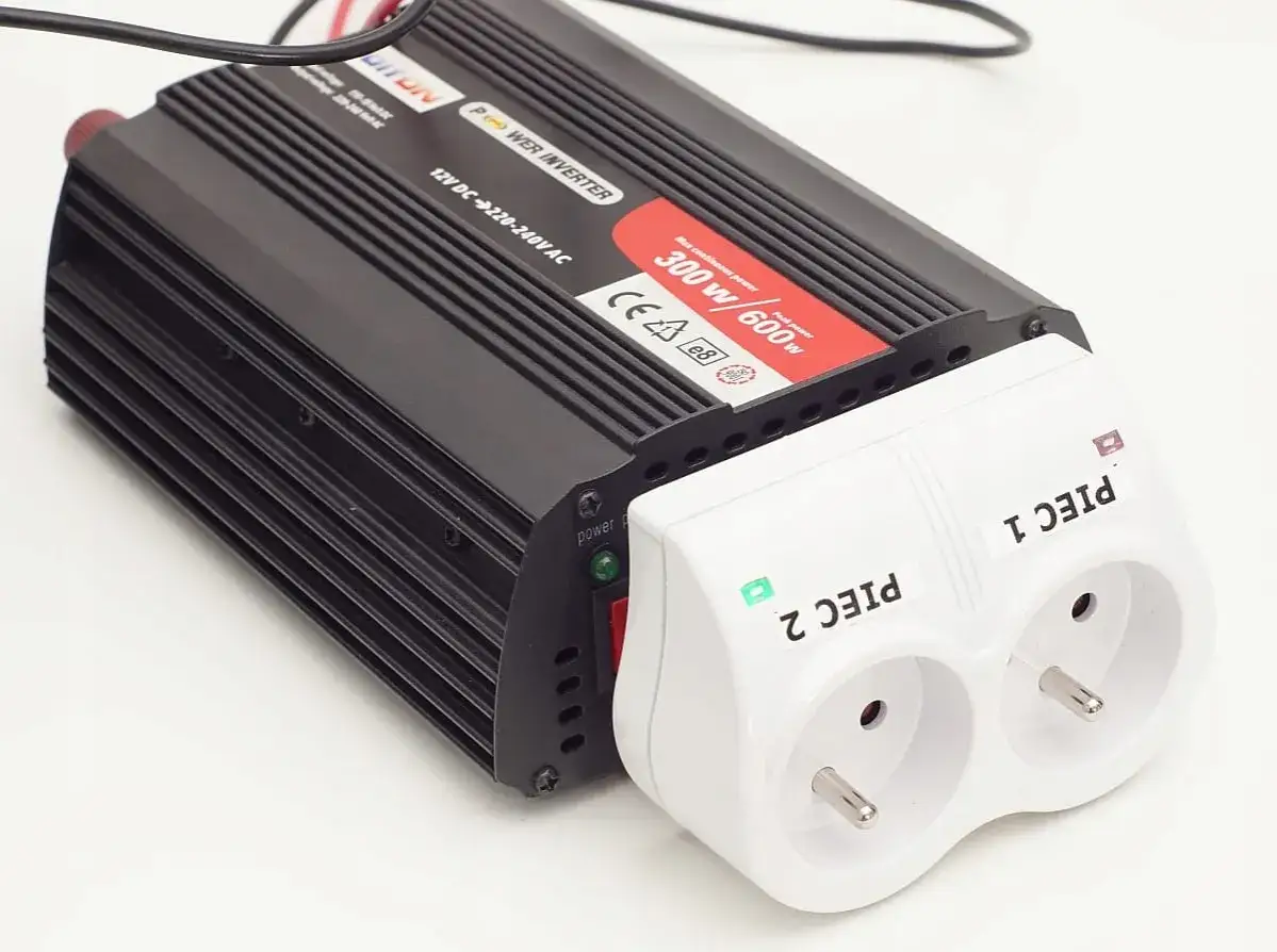 Czarny falownik zasilanie awaryjne 300W/600W podłączony do podwójnego gniazdka z etykietami 