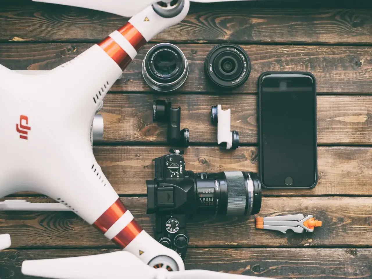 sprzęt fotograficzny ślubny, dron na weselu, profesjonalny aparat fotograficzny