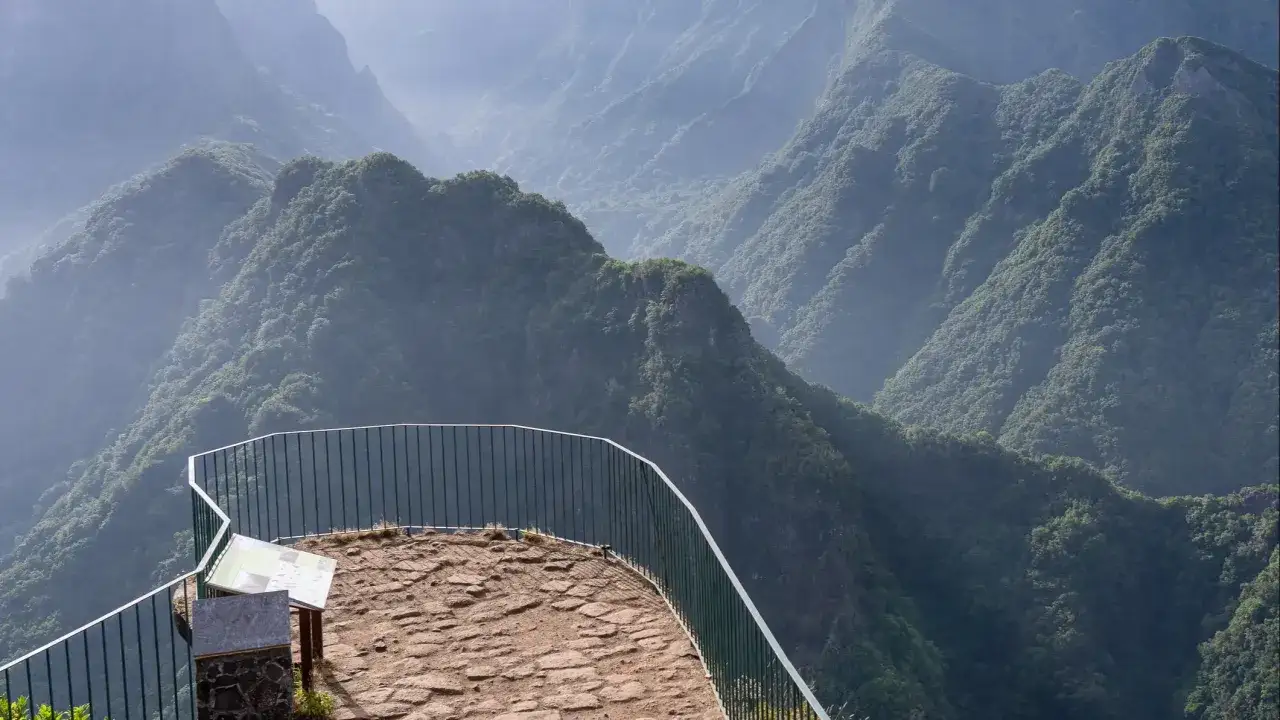 Aussichtsplattform mit Blick auf grüne, nebelverhangene Berge. Ein Muss, was man auf Madeira gesehen haben muss, um die dramatische Landschaft zu erleben.