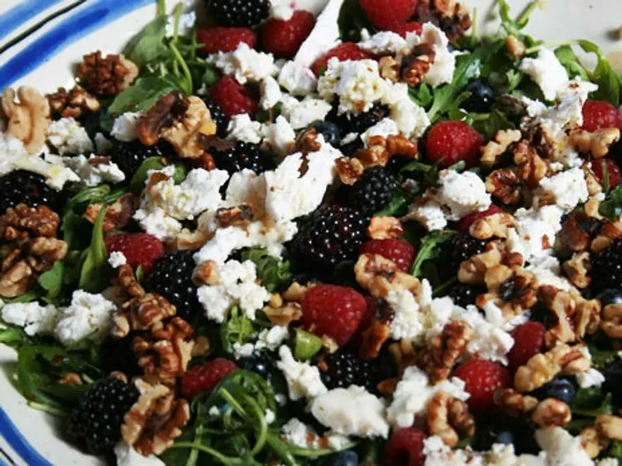 En h&auml;rlig somrig sallad med f&auml;rska b&auml;r, valn&ouml;tter och ost. Perfekt f&ouml;r en varm sommardag.