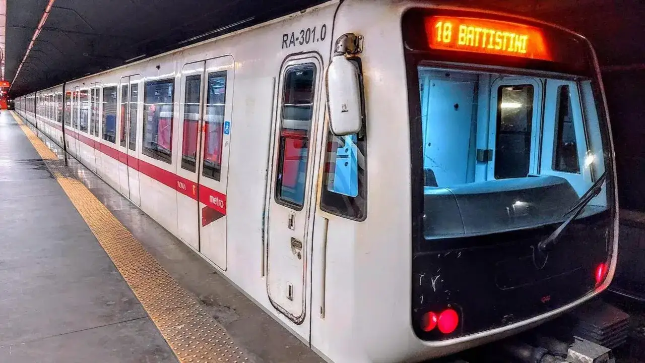 Treno della metro B a Roma, fermo in stazione per lavori. La destinazione 