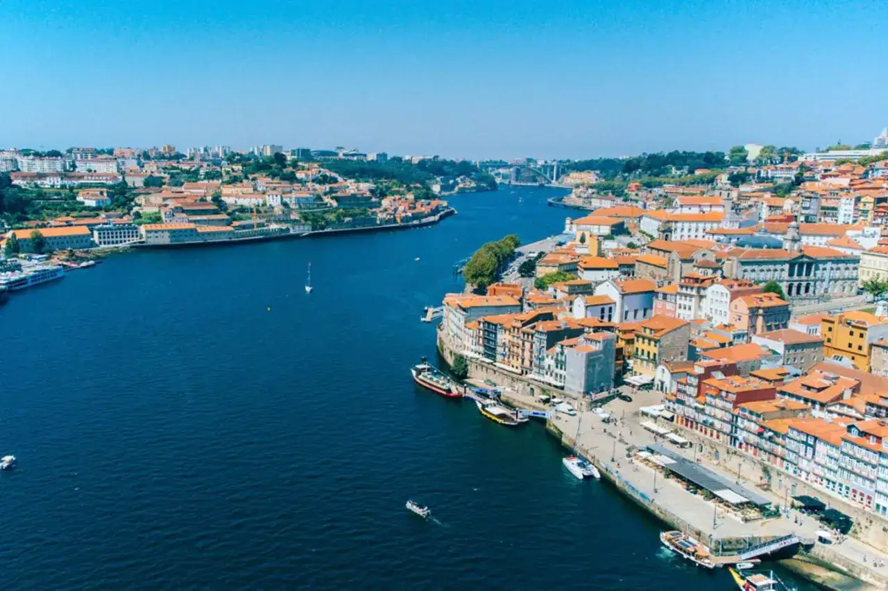 Porto w kwietniu zachwyca słoneczną pogodą. Widok na rzekę Duero i kolorowe kamienice Ribeiry.
