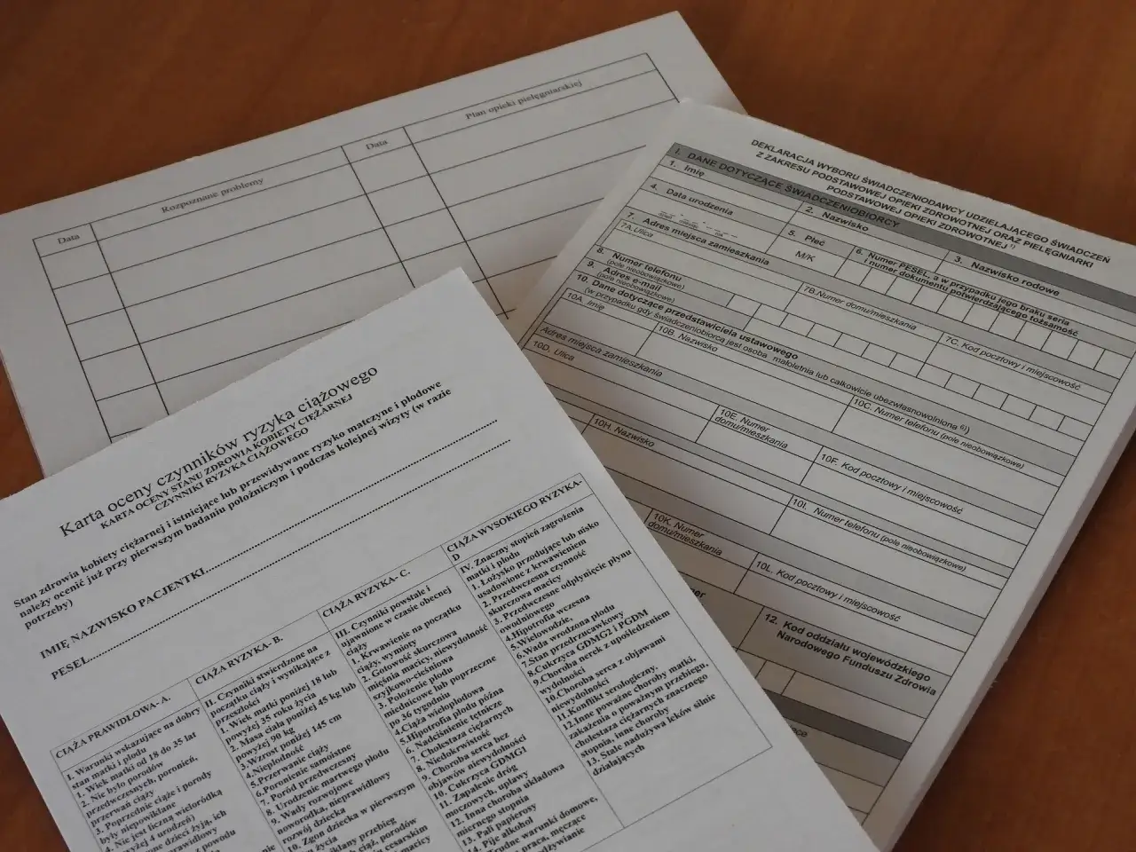 Karta oceny czynników ryzyka ciążowego. Dokument zawiera dane pacjentki, informacje o przebiegu ciąży i czynnikach ryzyka. Czy pracodawca może żądać wypisu ze szpitala?