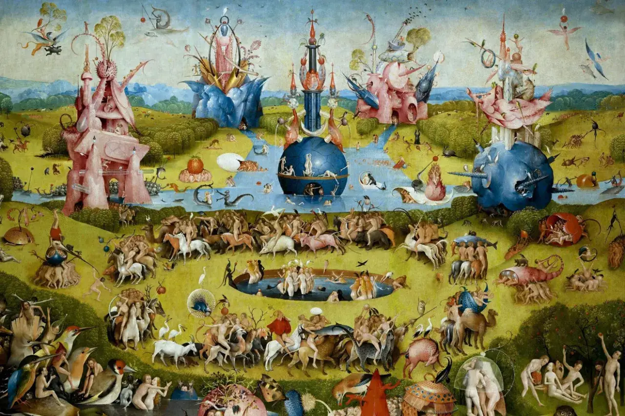 Bosch ogr&oacute;d rozkoszy ziemskich: surrealistyczny krajobraz z nagimi ludźmi, zwierzętami i dziwacznymi konstrukcjami.