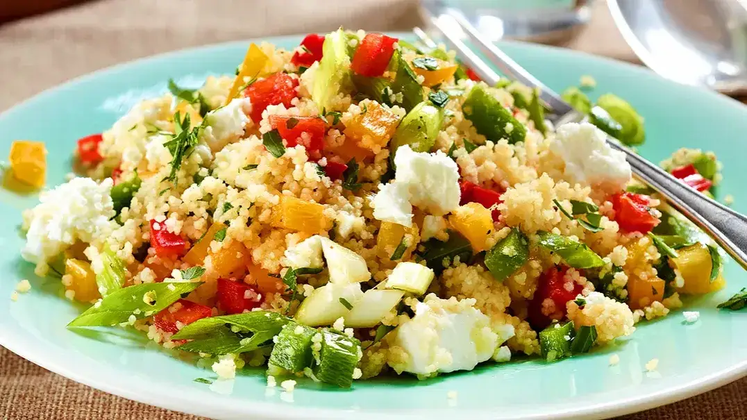 Drei verschiedene einfache 5-Zutaten-Salate in Schalen