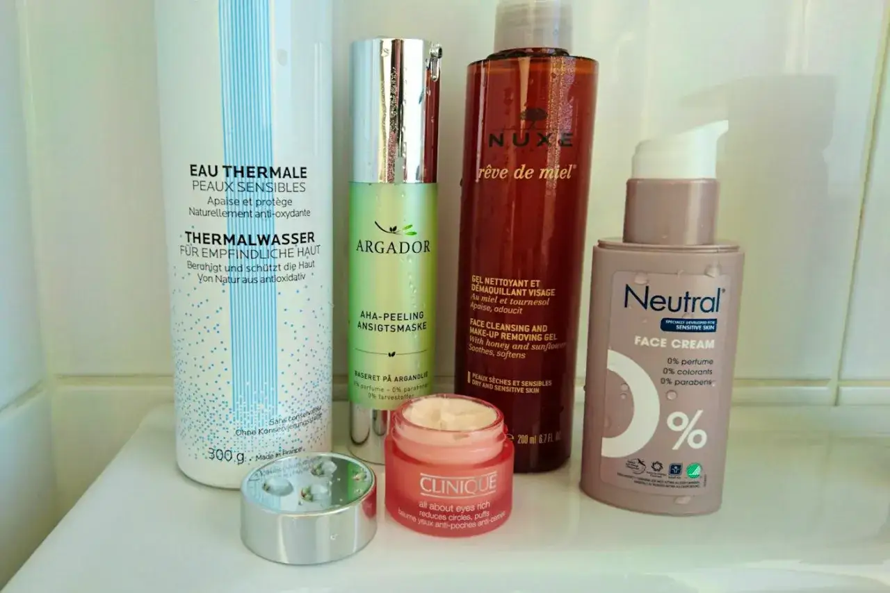 H&auml;r &auml;r produkter f&ouml;r en lyxig ansiktsbehandling hemma: Thermalwasser, AHA-peeling, reng&ouml;ringsgel, &ouml;gonkr&auml;m och ansiktskr&auml;m.