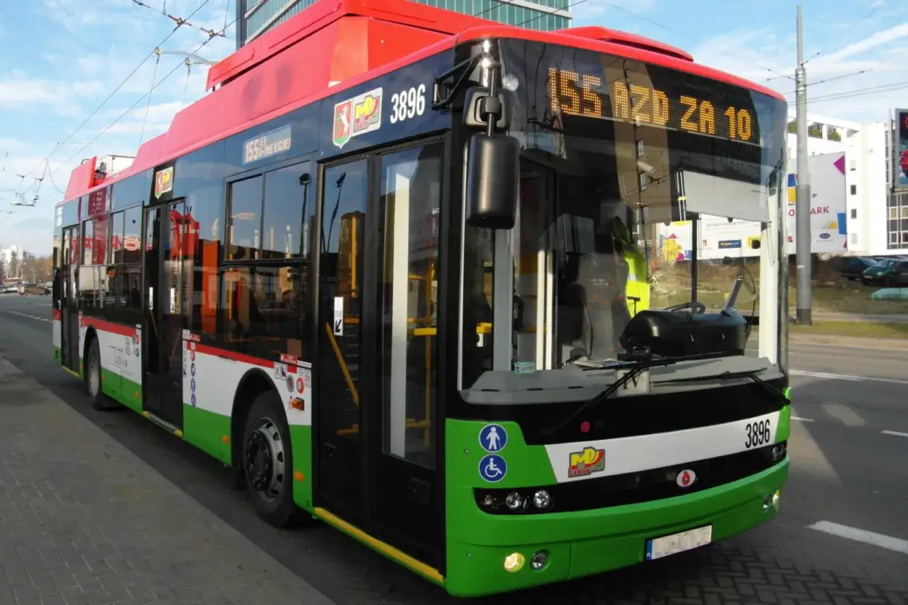 Autobus MPK w Lublinie, linia 155, z numerem bocznym 3896. Idealny do zakupu lubelskich biletów MPK.