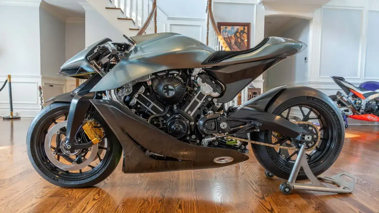 La Aston Martin AMB 001, una motocicleta de edici&oacute;n limitada, exhibe su motor V-twin y dise&ntilde;o aerodin&aacute;mico en un interior lujoso.