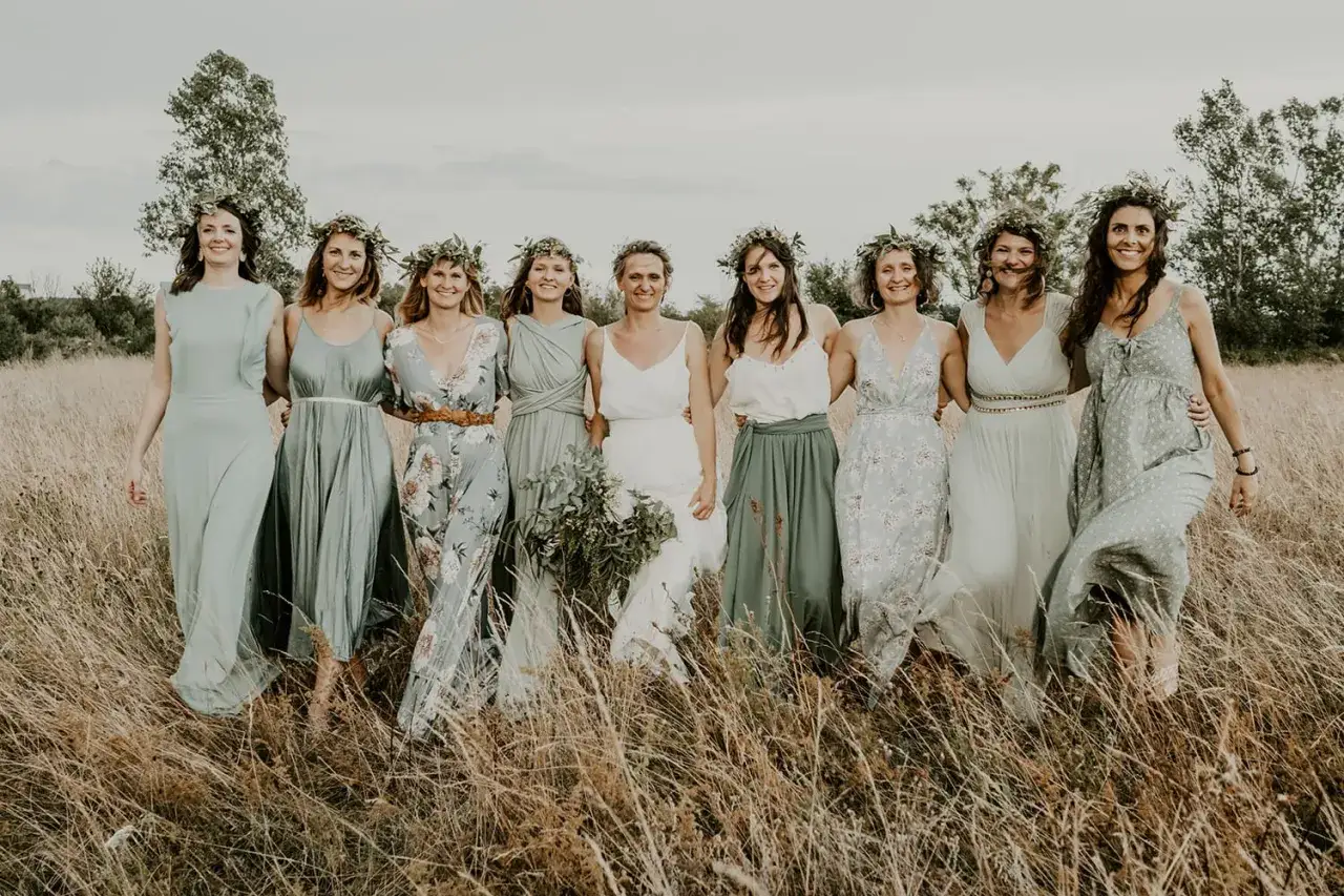Un groupe de femmes souriantes, couronn&eacute;es de verdure, dans une prairie dor&eacute;e. Leur style **cottagecore** &eacute;voque une douce harmonie avec la nature.