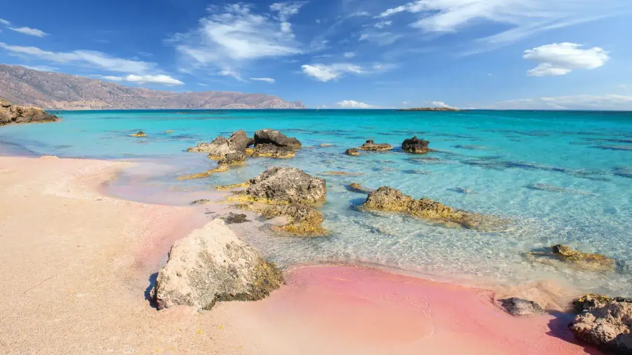 Elafonisi Strand auf Kreta: Ein Muss, was man auf Kreta gesehen haben muss. Rosa Sand, t&uuml;rkises Wasser und Felsen.