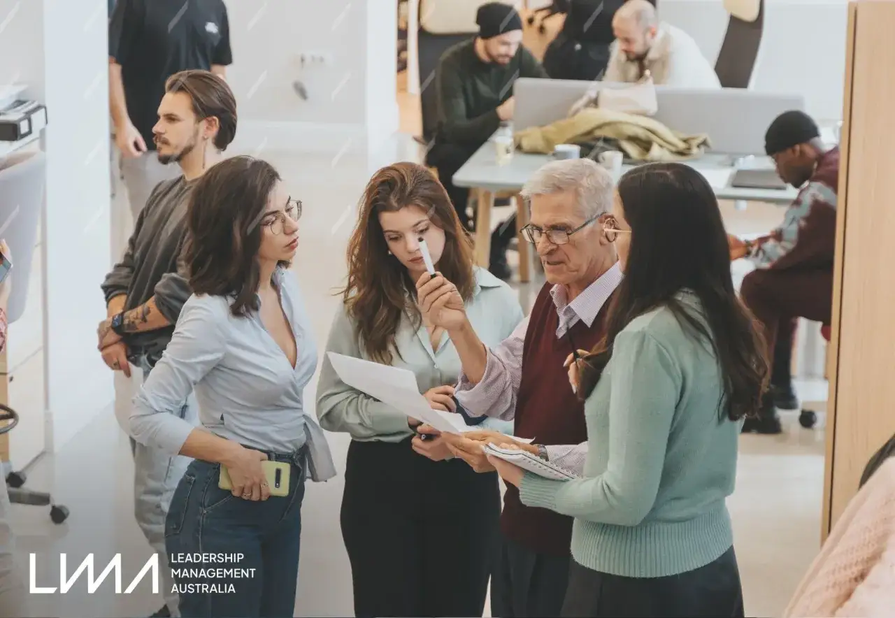 Grupp diskuterar dokument. Kanske en del av en ledarskapsutbildning online gratis.