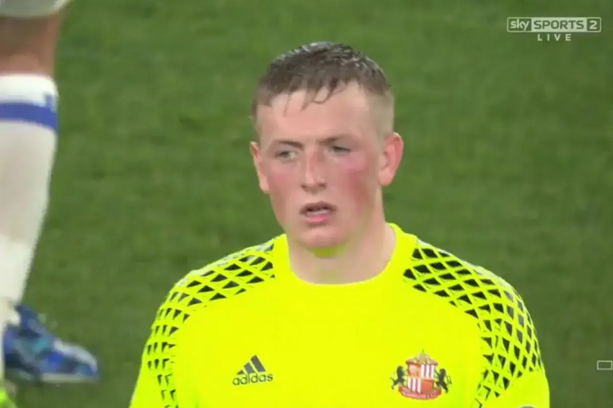 Młody bramkarz w żółtej koszulce z herbem Sunderlandu, być może przyszły najdroższy transfer w piłce nożnej.
