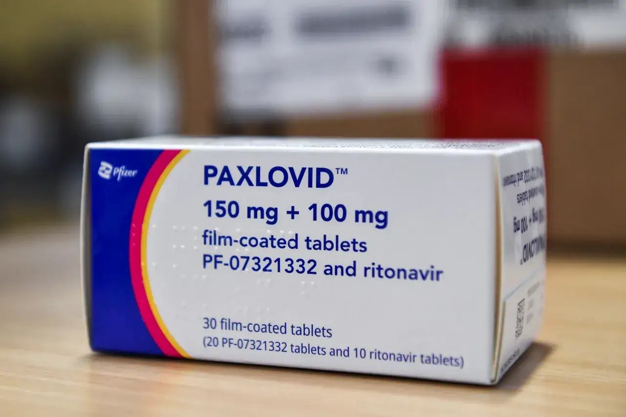 Leki przeciwwirusowe na COVID-19, Paxlovid, Remdesivir opakowania