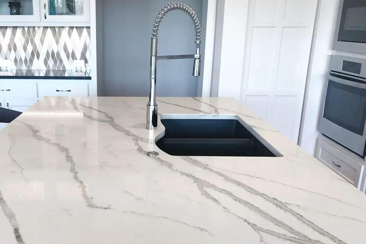 Encimera de cocina de cuarzo blanco veteado con fregadero negro y grifo cromado. &iexcl;Un sue&ntilde;o para pintar encimera cocina!
