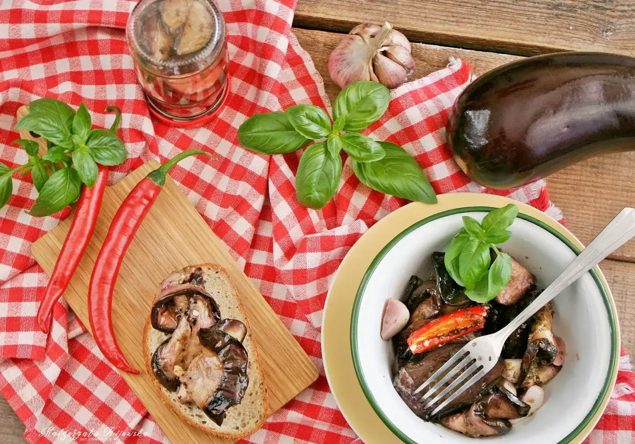 Pyszny bakłażan na grilla z chili i bazylią, podany na kromce chleba i w miseczce. Idealny letni przysmak.