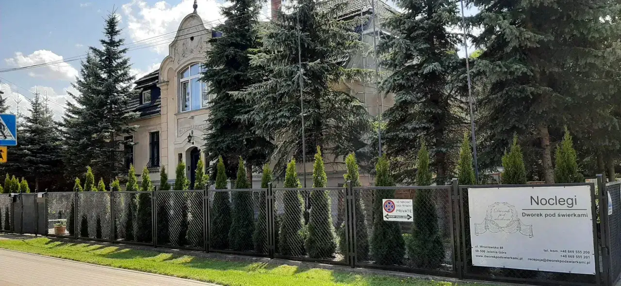 Dworek pod Świerkami Jelenia G&oacute;ra elewacja