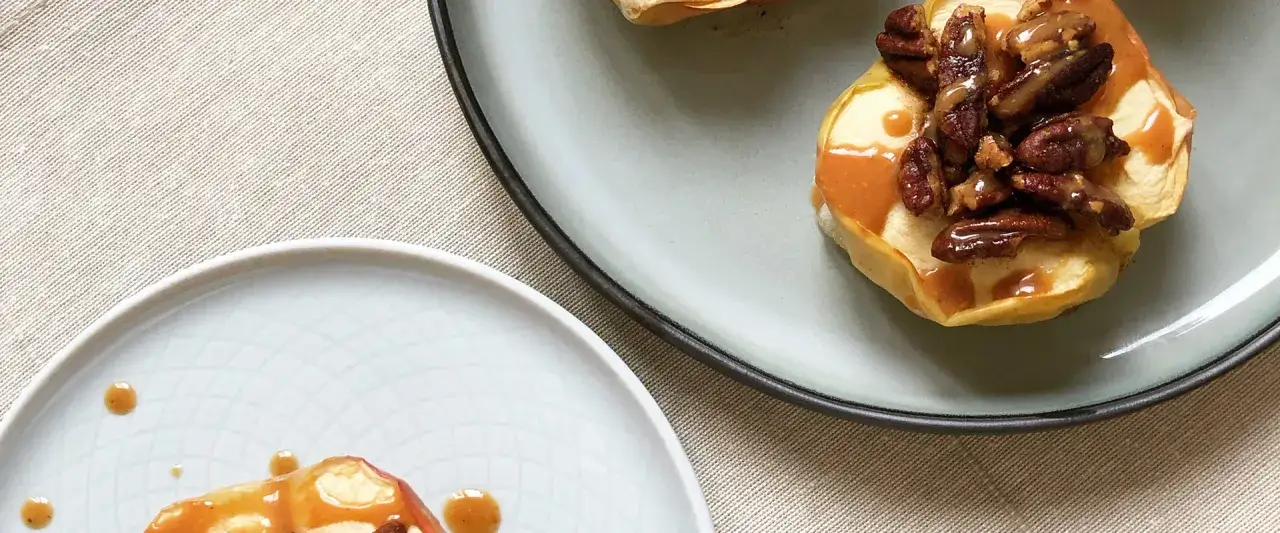 Pommes au four avec garniture caramel noix de pécan