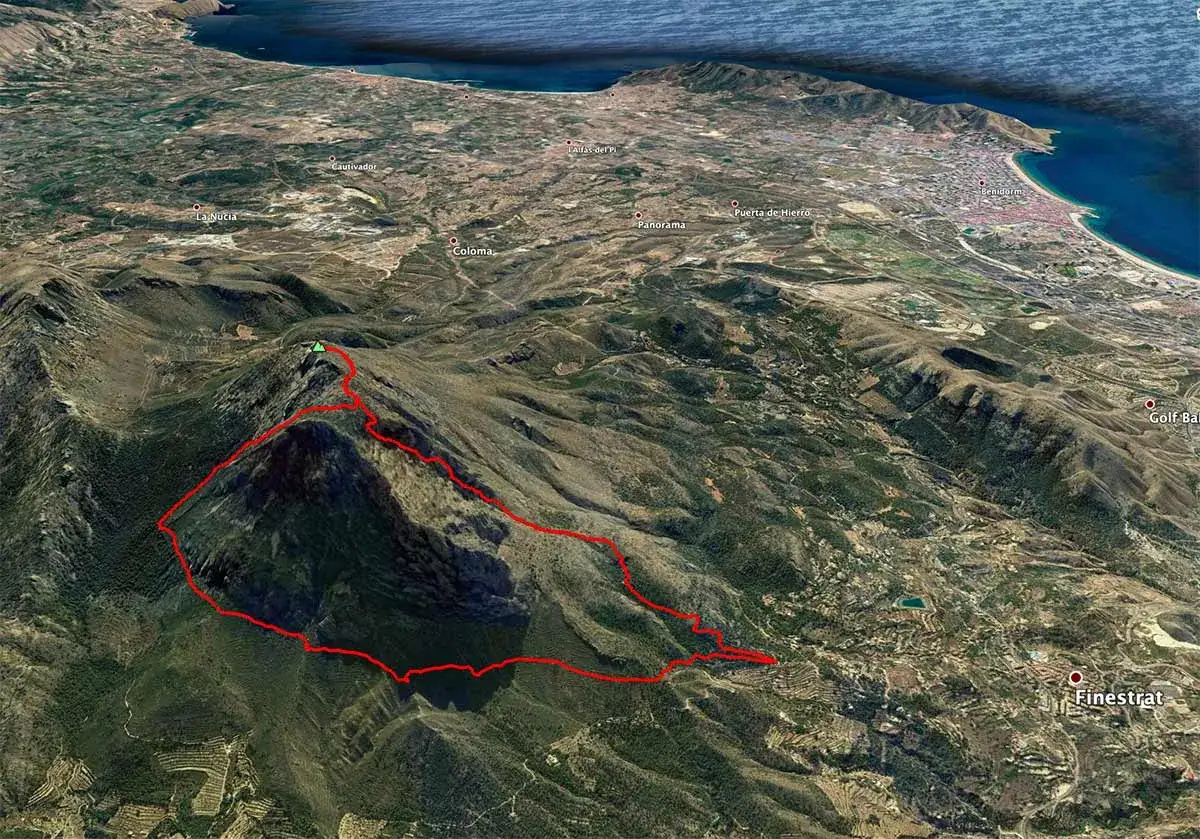 Ruta circular en el Puig Campana, con vistas a Benidorm y la costa.