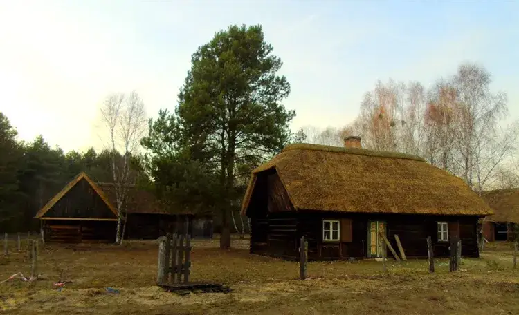 Zdjęcie Skansen budownictwa puszczańskiego: odkryj fascynującą historię i atrakcje