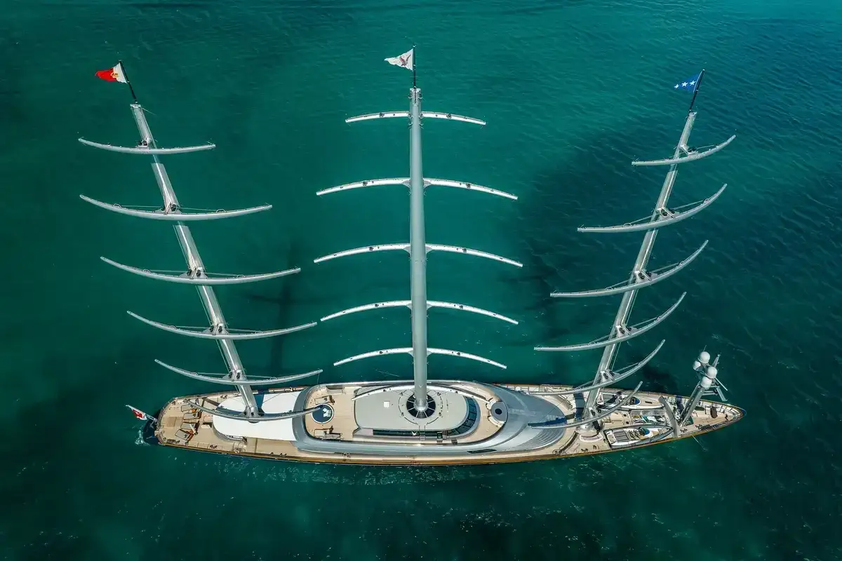Il maltese falcon yacht, un capolavoro di ingegneria navale, solca le acque turchesi con le sue vele futuristiche.