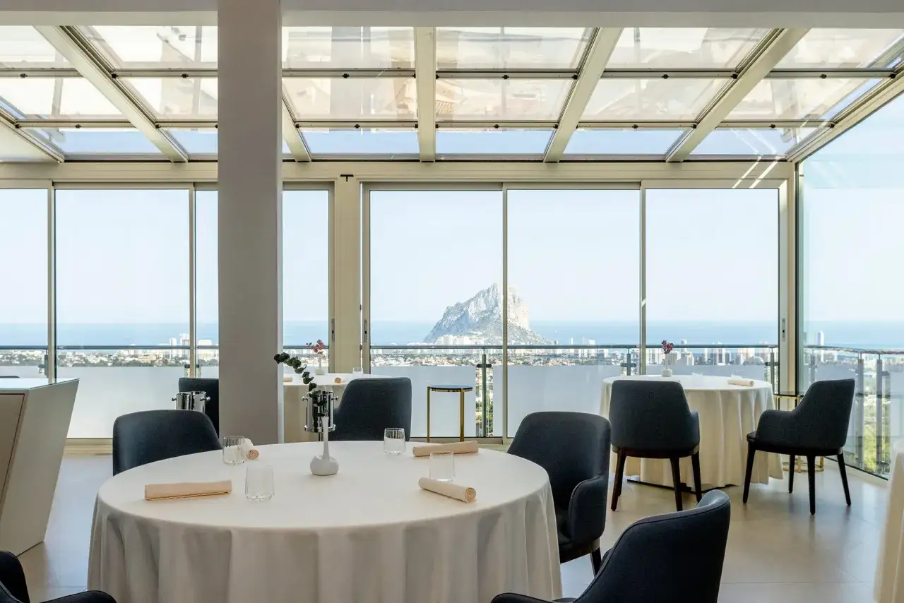 Elegante comedor con vistas al mar y al Peñón de Ifach. Un lugar perfecto para saber donde comer en Calpe.