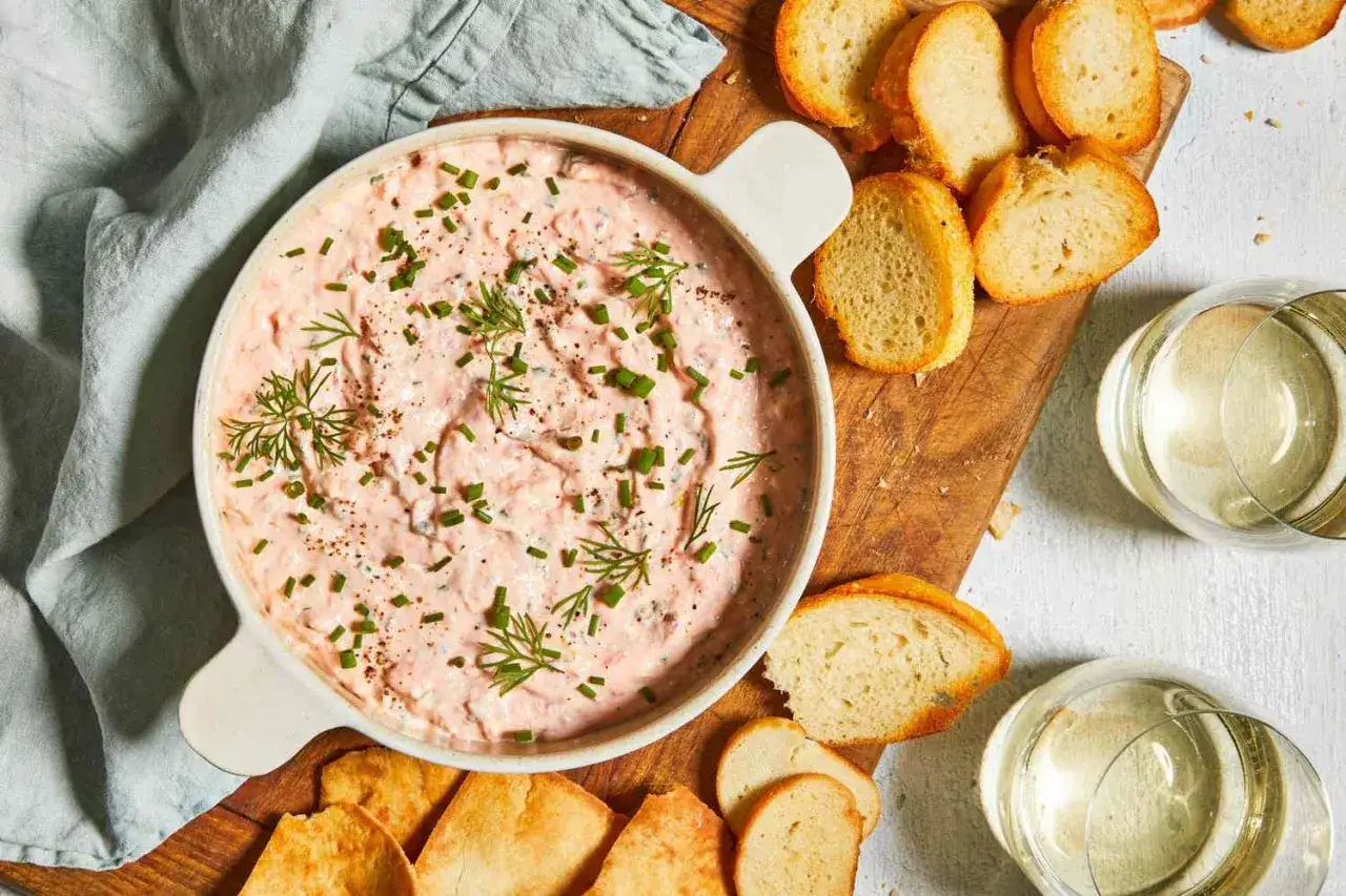 Cremiger Lachs-Dip mit Dill und Schnittlauch, perfekt als Fingerfood-Dip mit Baguettescheiben und Pita.