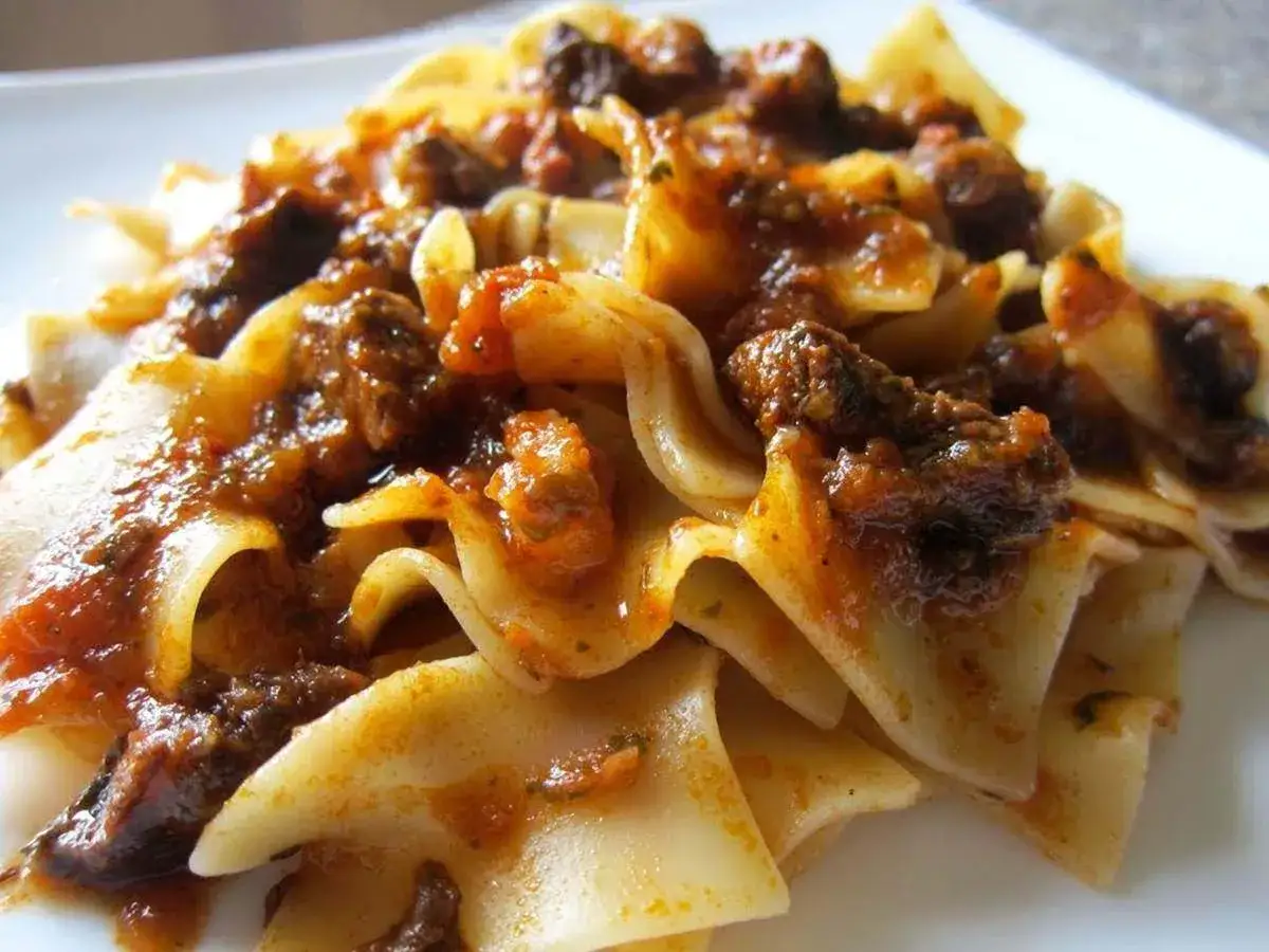 Pappardelle alla lepre, un piatto ricco e saporito, con la pasta fresca che accoglie un ragù scuro e profumato.
