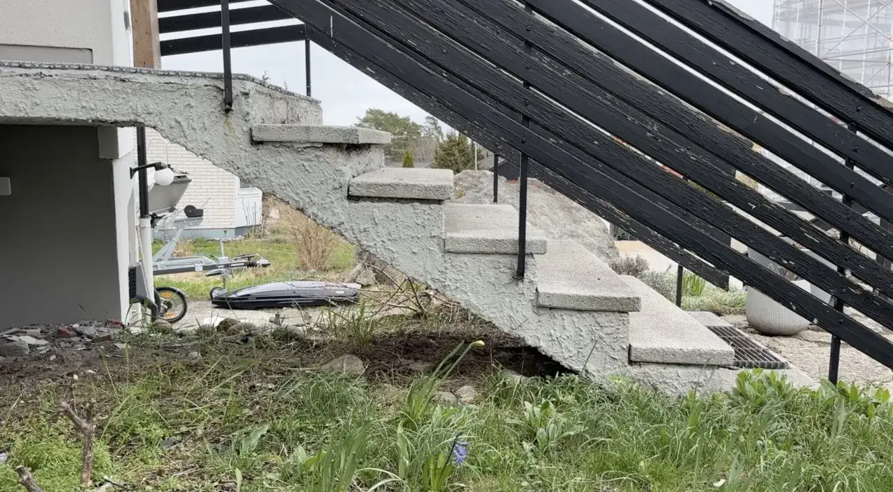 Betongtrappan med svarta r&auml;cken beh&ouml;ver renoveras. Kanske &auml;r det dags att gjuta trappsteg f&ouml;r en ny, fr&auml;sch entr&eacute;.
