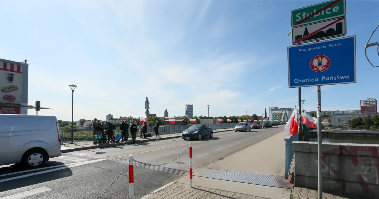 Na granicy polsko-niemieckiej w Słubicach widać ruch samochodowy i pieszych. Można przewieźć przez granicę niemiecką wiele rzeczy, od osobistych bagaży po towary.