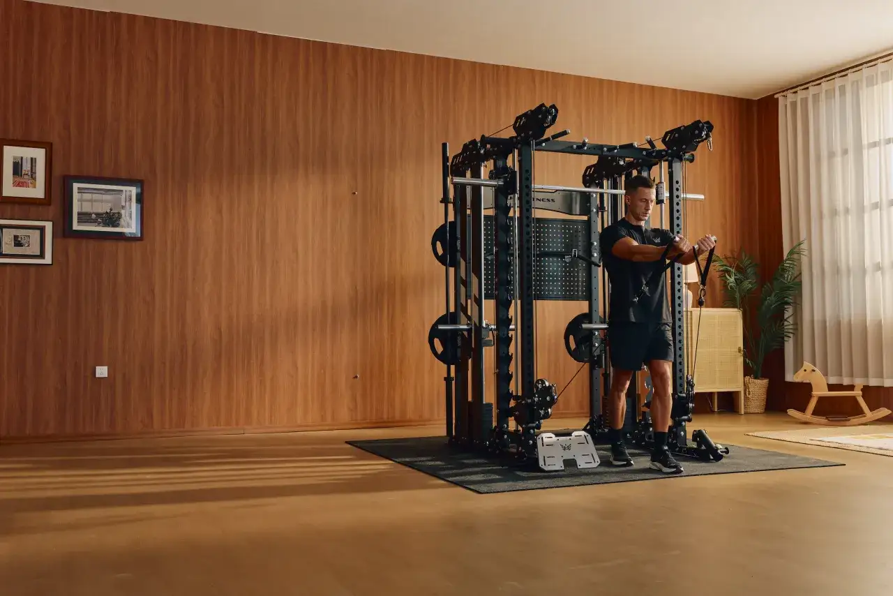 Man tr&auml;nar funktionell fitness med ett hemmagym i ett rum med tr&auml;panel.