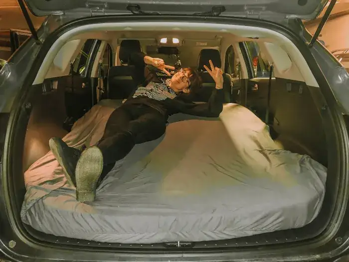 materac w samochodzie kombi