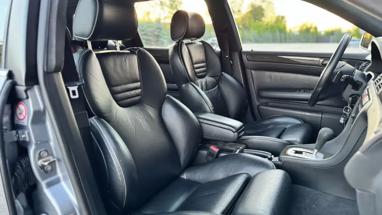 Wnętrze Audi RS6 C5 z czarnymi skórzanymi fotelami Recaro.