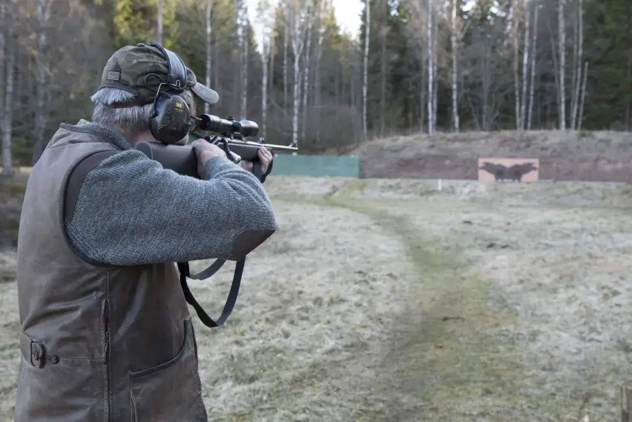 Man &ouml;var skytte med ett 22lr-gev&auml;r p&aring; en skjutbana. Fr&aring;gan om vad man f&aring;r jaga med 22lr &auml;r relevant f&ouml;r m&aring;nga j&auml;gare.