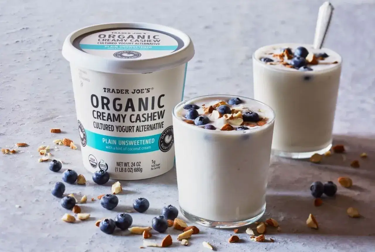 Jogurty z nerkowców Trader Joe's z jagodami i migdałami. Czy jogurty są zdrowe? Ten organiczny, kremowy jogurt z nerkowców jest świetną alternatywą.
