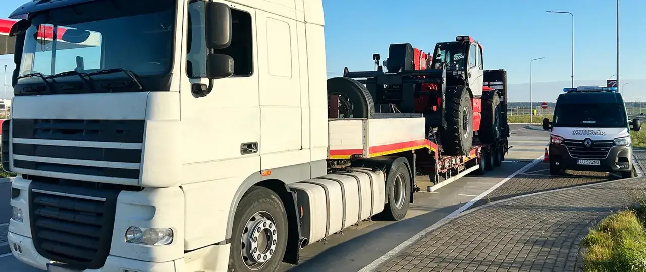 Ciężarówka z ładowarką teleskopową na lawecie, obok furgonetka ITD. Zastanawiasz się, ile wazy ciagnik?