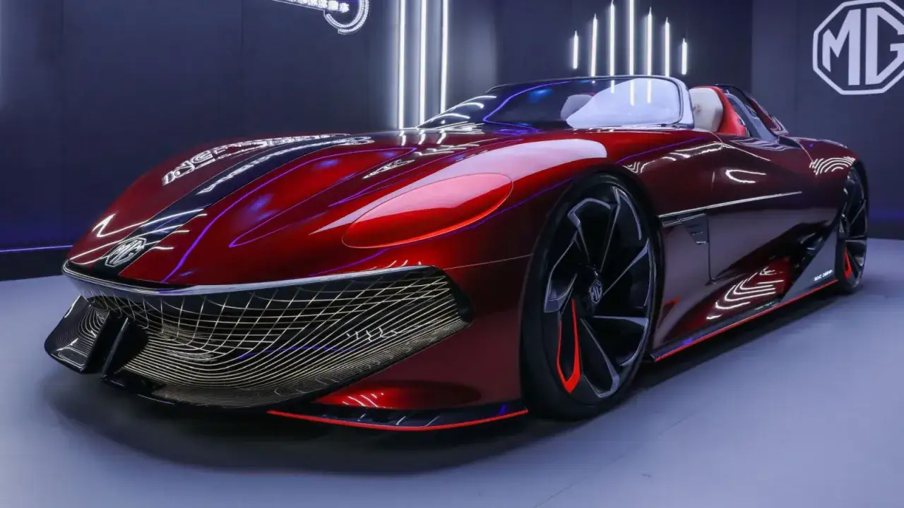 Błyszczący, czerwony samochód MG z futurystycznym grillem i sportowymi felgami.