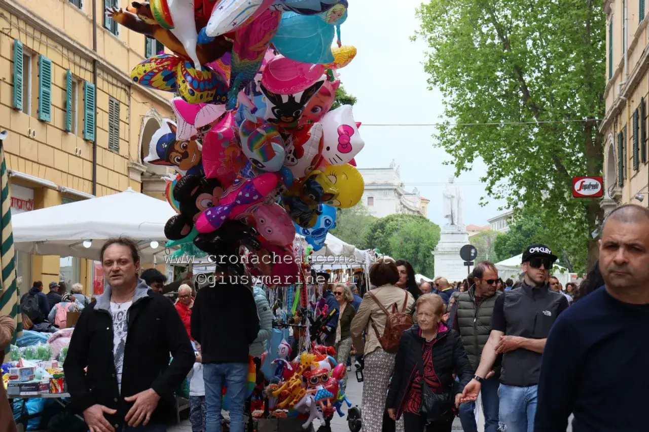 Coloratissimi palloncini animano la fiera di Ancona, tra bancarelle e gente che passeggia.