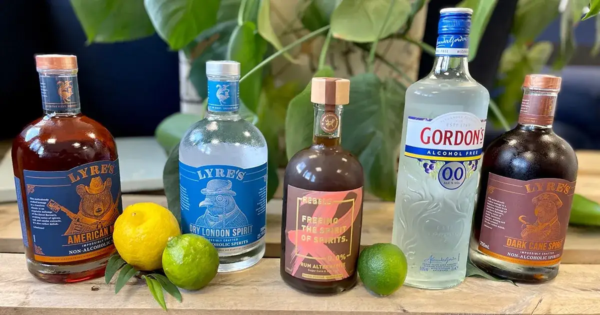 Auswahl an alkoholfreien Spirituosen wie Gin-Alternativen, Rum-Alternativen und Aperitifs