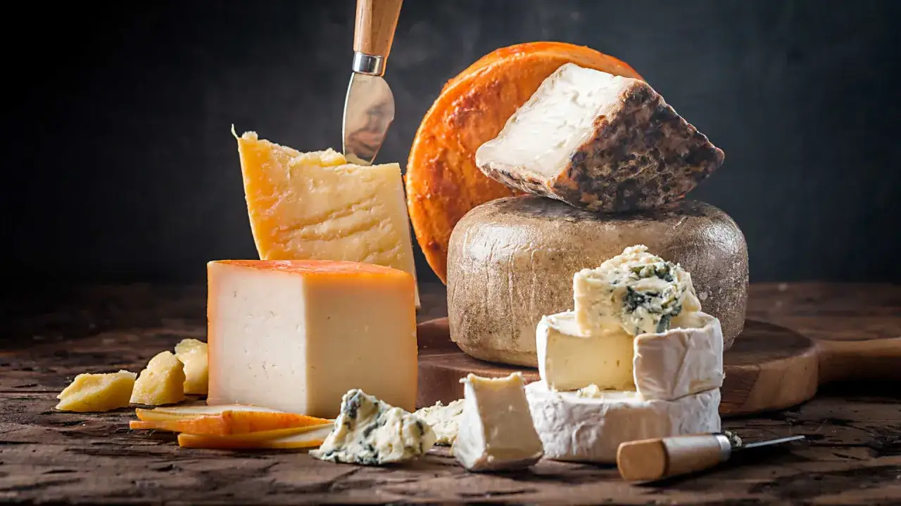 Deska serów: twardy, pleśniowy, camembert i inne. Idealne do degustacji, jak Parmalat.