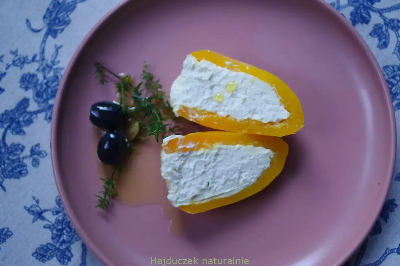 Marynowane papryczki nadziewane serem feta na zimę, z oliwkami i ziołami.