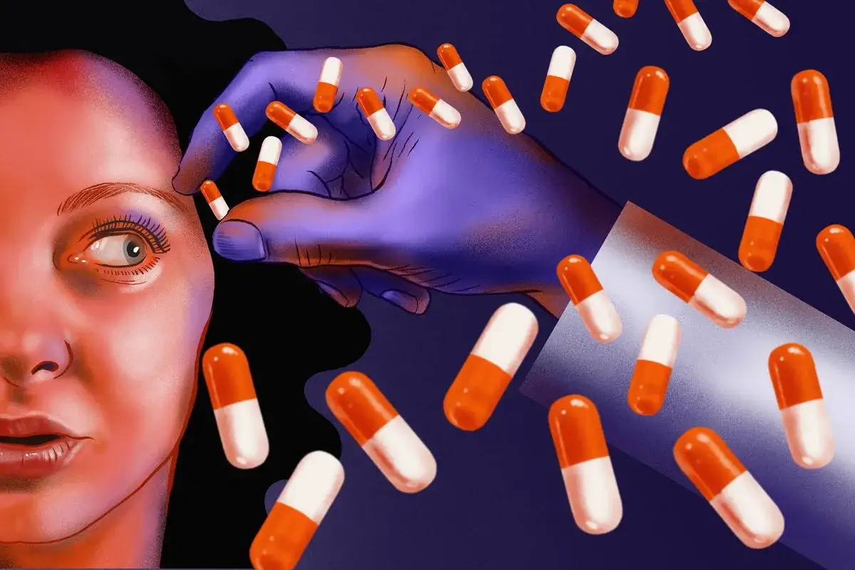 Dłoń podaje kobiecie kapsułki, sugerując potrzebę leku, np. clonazepam, by uspokoić umysł.