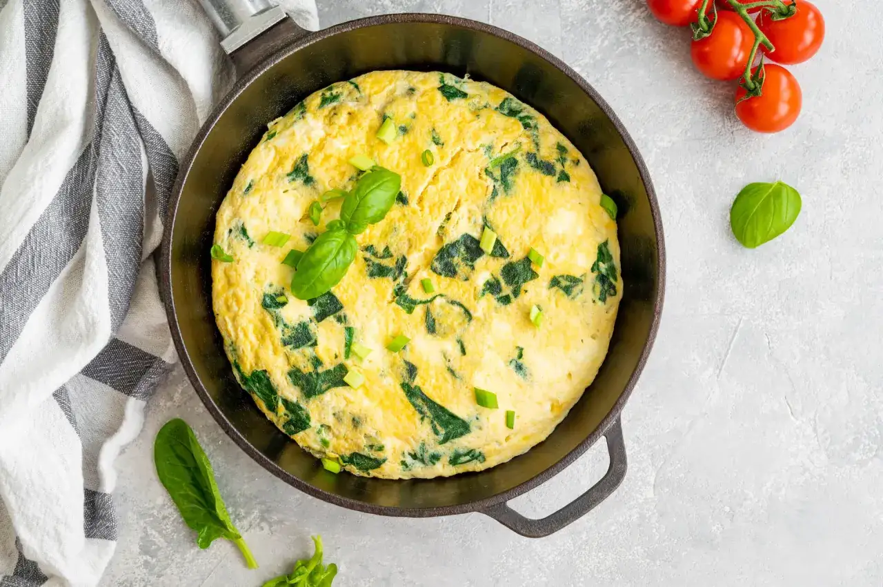 Pyszna frittata ze szpinakiem i szczypiorkiem na patelni. Idealna na kolację co zjesc, gdy chcesz coś szybkiego i zdrowego.