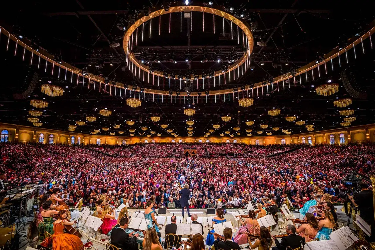 Wielka sala wypełniona po brzegi publicznością, która z zapartym tchem obserwuje występ orkiestry. To niezapomniany **Andre Rieu koncert Polska**!