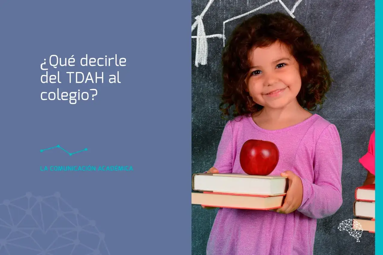 Niña sonriente con libros y manzana, lista para la escuela. Aborda los síntomas del TDAH en niños.