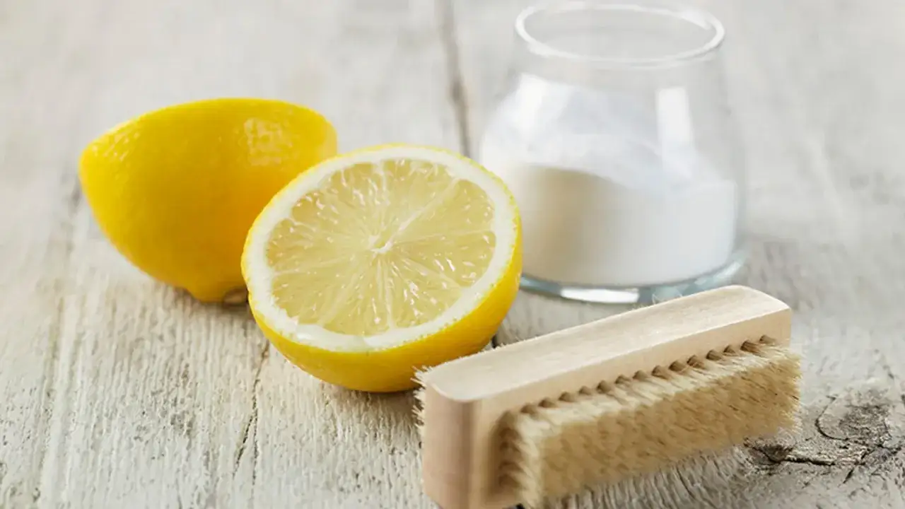 Limones, bicarbonato y cepillo, ingredientes para remedios caseros contra la alergia a la humedad.