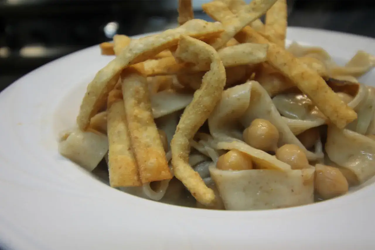 Maritati alla salentina: pasta fresca con ceci e croccanti sfoglie fritte, un sapore autentico del Salento.