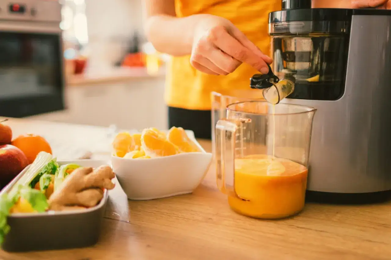 Frische Orangen, Ingwer und Sellerie – alles, was man entsaften kann, wird zu einem gesunden Saft verarbeitet.
