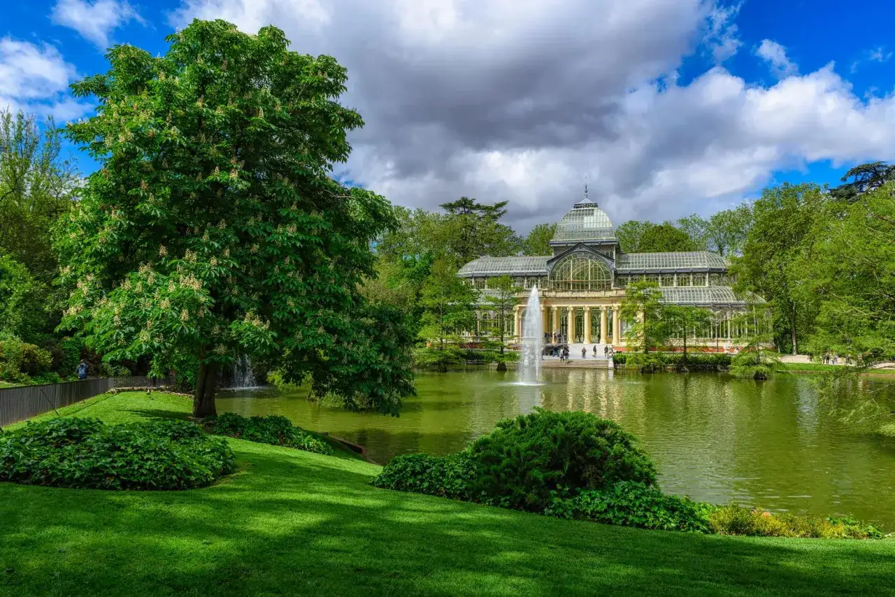 Le Palais de Cristal &agrave; Madrid, un lieu magnifique pour savoir que faire &agrave; Madrid, avec son &eacute;tang et sa fontaine.